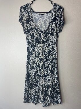 Black & White Floral Button-Front Midi Dress *SIZE AND BRAND ARE UNKNOWN*